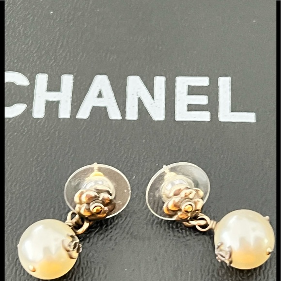 Chanel Pearl Dangle Cc Camellia Pierced Earrings - Picture 10 of 14